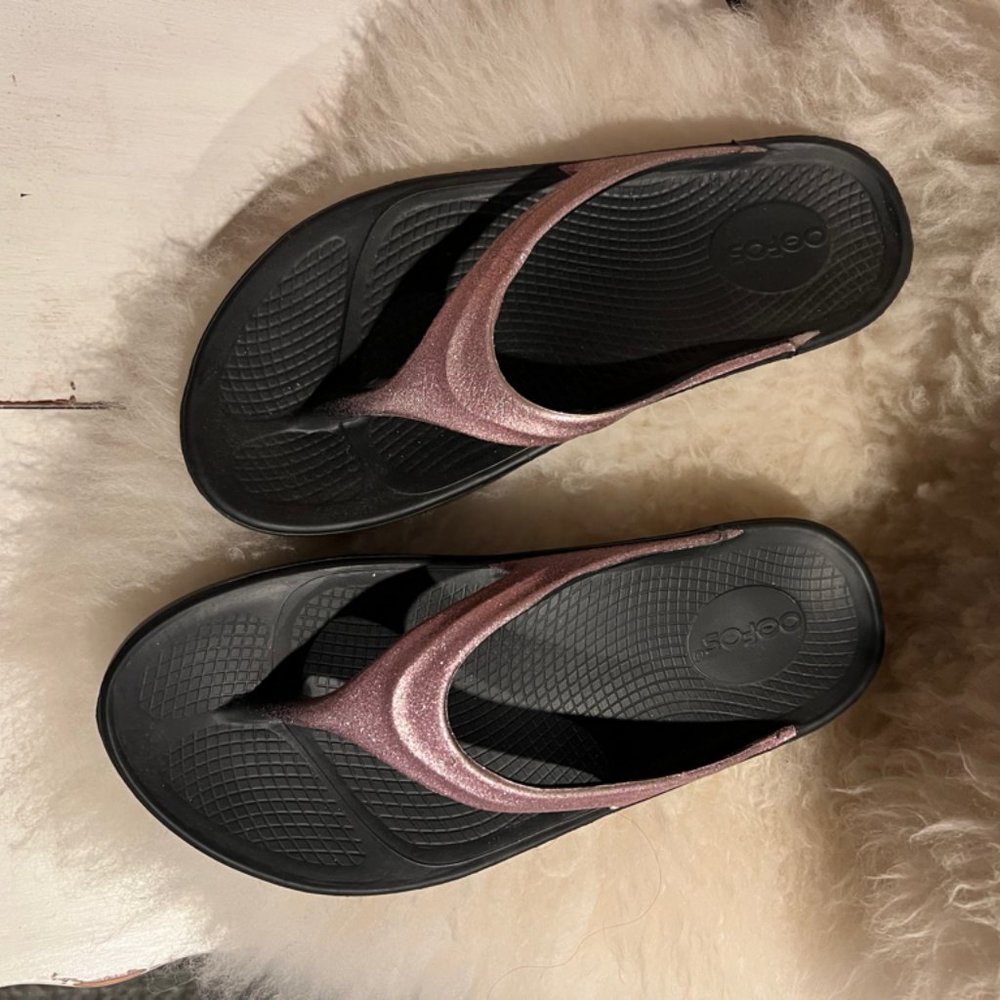 Oofos sparkly pink size 7